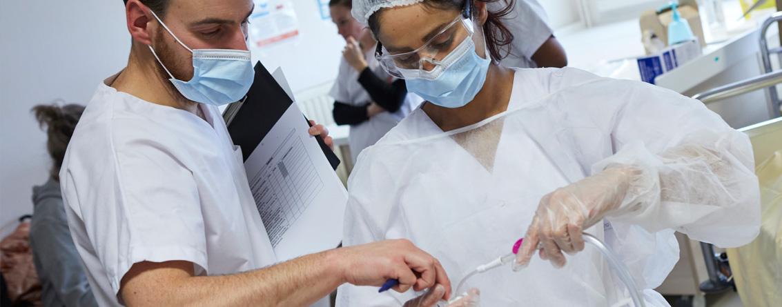 Deux aides-soignants en train de préparer une perfusion