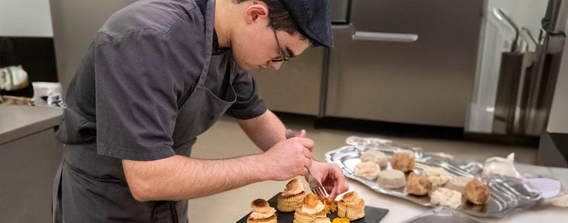Apprenti préparant des entrées