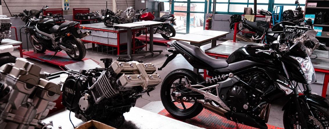 Motos démontées et moteurs dans l'atelier du centre de formation