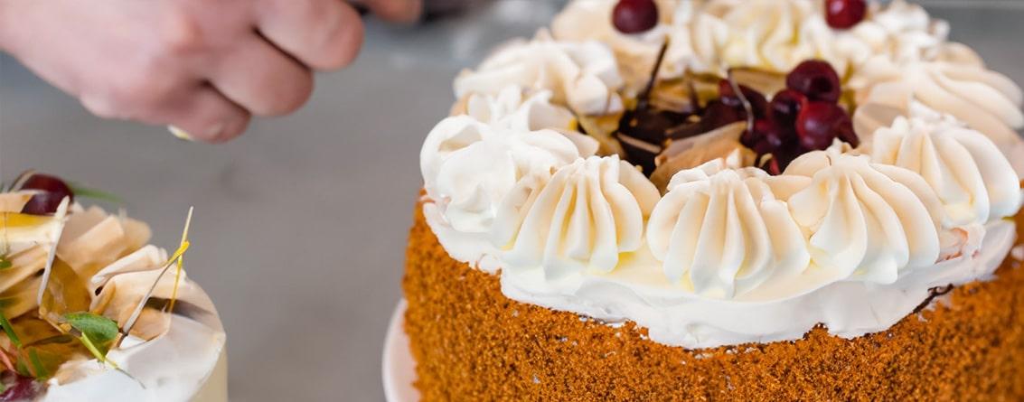 Beau gâteaux avec une fine chantilly
