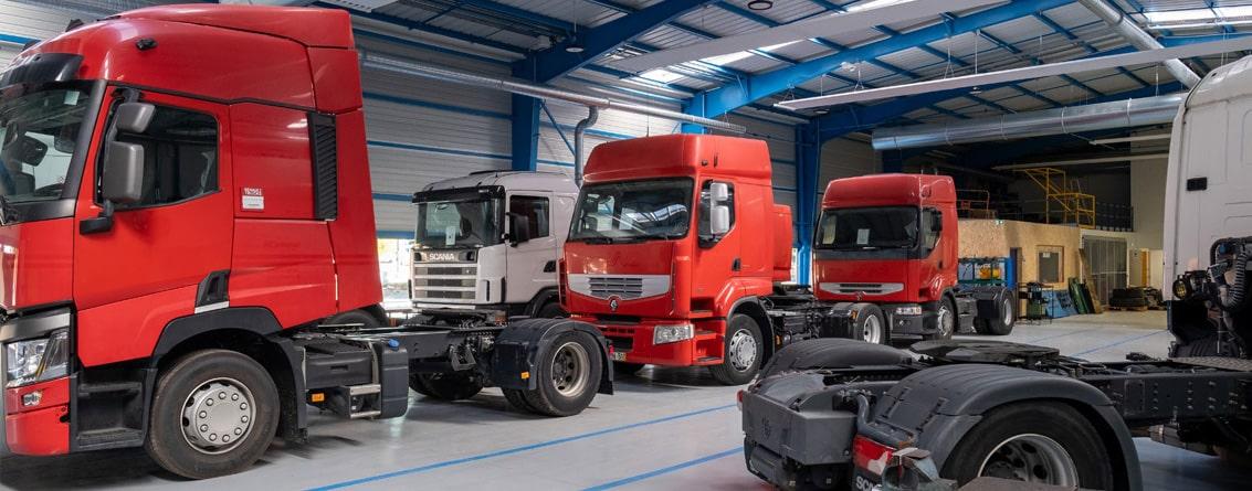 Camions semi-remorques dans un centre de formation
