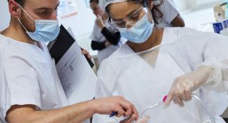 Deux aides-soignants en train de préparer une perfusion