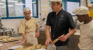 Professeur avec ses apprentis travaillant sur des pâtons
