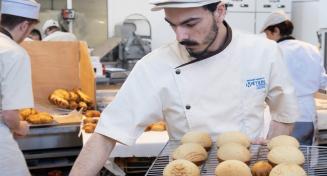 Apprenti sortant le pain du four