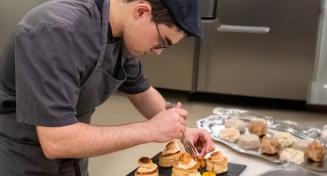 Apprenti préparant des entrées