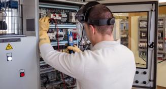 Apprenti travaillant dans une armoire électrique