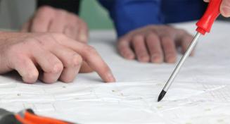 Mains sur un plan montrant un détaille