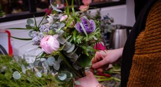 Fleuriste en train de composer un bouquet 
