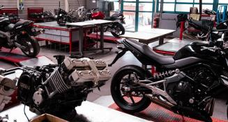 Motos démontées et moteurs dans l'atelier du centre de formation