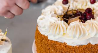 Beau gâteaux avec une fine chantilly