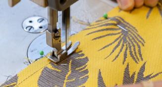 Pied de machine à coudre sur un tissu d'ameublement