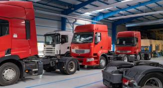 Camions semi-remorques dans un centre de formation
